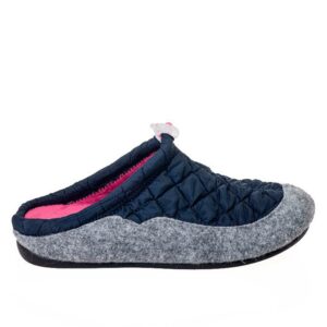 Zapatillas de casa de mujer destalonadas en color azul marino con tela acolchada. Parte inferior en felpa. Se adapta perfectamente al pie y es muy cómoda gracias a su suela flexible y ligera.