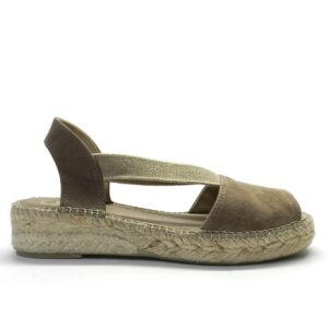 Sandalia de la marca Toni Pons, modelo Ella en color taupe.  Sandalia de ante con tiras elásticas. La cuña tiene una altura total de 3,5 cm de los cuales 1,5 cm pertenece al tacón y 2 cm a la suela. Suela de esparto y goma, la suela interior está forrada en cómodo tejido.
