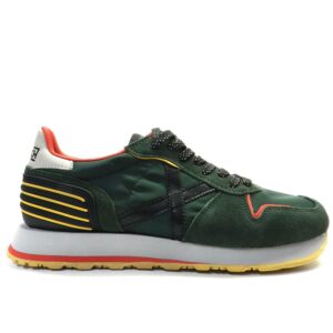 Zapatillas de la marca Munich, modelo Massana 442 en color verde. Zapatilla deportiva de nylon y pieza en el talón bicolor. Contraste de materiales en color verde con detalles en negro, rojo y amarillo. Cordonera con ocho pasados con logo grabado en la talonera.