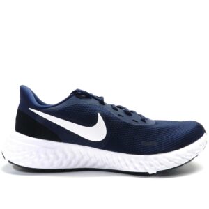 Zapatillas de la marca Nike, modelo Nike Revolution BQ3204 en color azul oscuro. Zapatilla deportiva estilo running elaborada en malla transpirable de color azul con logo en blanco. Mediasuela de espuma suave y suela exterior de goma para una tracción duradera.