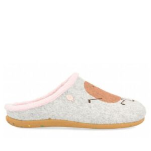 Zapatillas casa de la marca Gioseppo modelo Kontich en rosa. Gioseppo de la colección Hot Potatoes. Zapatillas de casa tipo babucha en color gris e interior en rayas rosas. Corte con divertido estampado de patata en fieltro PET recilado, ribete de tejido poliéster suave. Planta afelpada de tejido suave. Plantillas extraíbles de espuma. Suela de caucho natural.