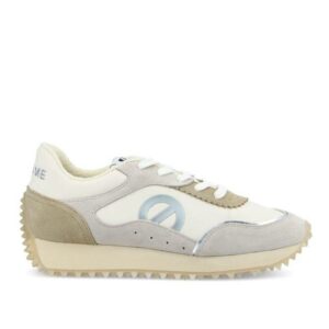Zapatillas de la marca No Name, modelo Punky Jogger en color hielo. Zapatillas deportiva muy urbana, en combinación de materiales de ante y nylon.  Detalles en gris y taupe y logotipo en el lateral en gris azulado. Plantilla extraíble. Suela de muescas en goma con plataforma de 3 cm de altura.