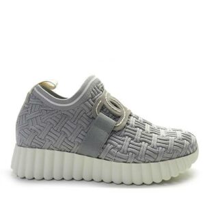 Zapatillas de la marca Weekend de Pedro Miralles, modelo 16033 en color gris. Zapatilla deportiva muy cómoda elaborada con materiales textiles. Original diseño con un adorno sobre el empeine que dispone de dos elásticos en los laterales. Suela de caucho ligero y flexible. Cuña de altura media y plantilla removible y almohadillada. 