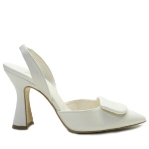 Salón de la marca Ovye, modelo LF41 de color blanco. Cerrada de la punta con forma triangular y decoración en la parte delantera. Tira de sujeción en la parte trasera con elástico. Tacón estilo retro.