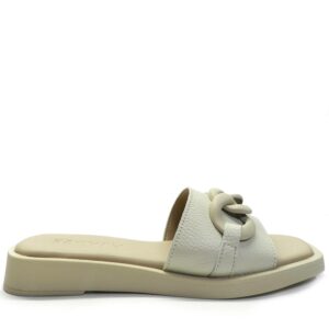 Sandalia de la marca Escala modelo Danae en color beig. Sandalia tipo chancla con suela volumen. Pala en piel con detalle de eslabones en beig mate. Suela acolchada para mayor comodidad.