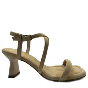 Sandalia de la marca Unisa, modelo Mancil en color beig. Sandalia de finas tiras elaboradas en ante. Cierre ajustable mediante hebilla metálica. Tacón geométrico pintado al tono de 6.5cm y suela de cuero color natural.