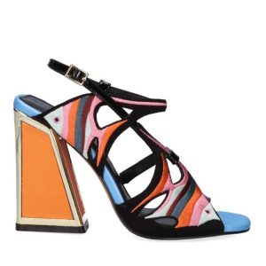 Sandalias de la marca Exe, modelo Dominic  multicolor. Sandalia de material sintético con tacón alto cuadrado y cierre con hebilla. Sus tiras llevan bordados dos peces con rayas multicolor. Altura del tacón de 11 cm y plantilla de piel.