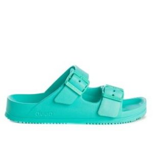Sandalia de la marca Duuo modelo D9170 en color turquesa. Sandalia plana con doble hebilla en color block. Veganas y eco elaboradas en EVA. Con suela anatómica, ideales para playa y piscina.