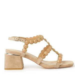 Sandalia de la marca Alma en Pena, modelo V22374 en color arena. Sandalia de tacón realizada en ante. Tiras delanteras cubiertas de pedrería. Cierre con hebilla ajustable. Plantilla acolchada de piel. La altura del tacón es de 4cm.