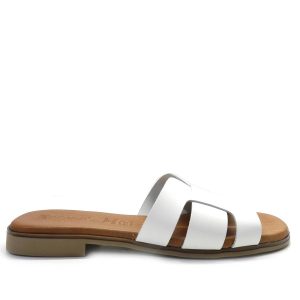 Sandalia de la marca Escala modelo Sacalm en color blanco. Sandalia plana tipo pala de piel lisa. Banda ancha entrelazada y planta acolchada de piel. Muy cómoda y perfecta para cualquier ocasión.