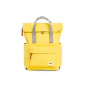 Mochila Roka de nylon reciclado con compartimento delantero y cremallera cubierta en color amarillo. Resistente a la intemperie, duradero, elegante y está hecha de nylon reciclado que le da a la mochila un aspecto suave y muy moderno.