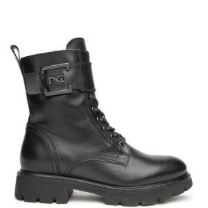 Botín de la marca Nero Giardini modelo I117652D en color negro. Botín de piel de estilo militar con solapa cerrada por hebilla. Suela de goma tanque con tacón block de 3 cm. Cierre con cordones y cremallera lateral interna.