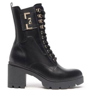 Botín de la marca Nero Giardini modelo I205861D en color negro. Botín de piel de estilo militar con cordones con detalles dorados. Suela de goma tanque de 5cm con tacón block de 7 cm. Cremallera lateral interna.