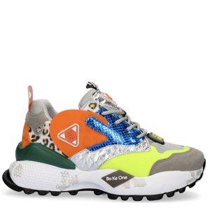 Zapatillas de la marca Exe, modelo 19V03-03 en color naranja. Zapatillas deportivas con cordones elaboradas en combinación de diferentes materiales, colores y texturas. Suela de plataforma de goma multitaco en negro. Refuerzo en puntera y talón que sobresale dando estilo a la zapatilla. Plataforma de 2 cm y cuña de 4 cm y cierre de cordones.