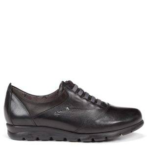 Fluchos 32268 negro. Zapatos fabricados en napa lisa con cordones elásticos y suela dentada. Un básico que aporta comodidad y confort para el día a día.