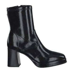 Botín de la marca Tamaris modelo 25379-29 en color negro. Botín elástico elaborado en charol sintético, cierre con cremallera lateral interna. Plantilla textil extraíble. Suela de goma de 2 cm y tacón de 8 cm de altura.