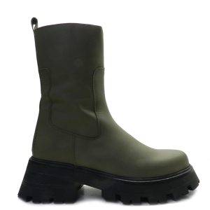Botín de la marca Escala modelo Queen en color kaki. Botín estilo chelsea de napa mate, cierre con cremallera lateral interna y tira para facilitar el calce. Suela de goma dentada negra de 5 cm.