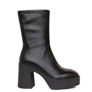 Botín de la marca Noa Harmon modelo Wolf  en color negro. Botín elaborado en napa stretch. Cierre con cremallera lateral interna. Forro interior textil y plantilla de piel. Suela de plataforma crepé de 3,5 cm y talón de 9 cm. 