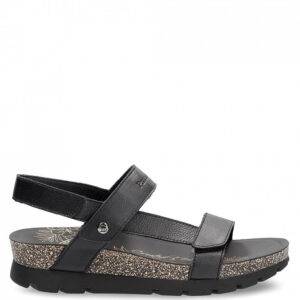 Sandalia de la marca Panamá Jack modelo Selma en color negro. Sandalia elaborada en piel napa, forro interior de piel. Plantilla anatómica y cierre con velcro. Suela de poliuretano, flexible y resistente. Cuña de 4,5 cm de altura.