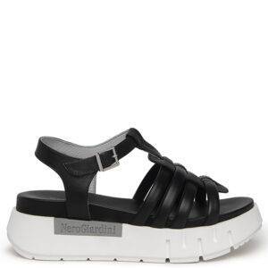 Sandalia de la marca Nero Giardini modelo E307848D en color negro. Sandalia estilo frailera con tiras trenzadas en el empeine elaborada en piel, suela de goma blanca con plataforma de 4cm. Cierre con hebilla.