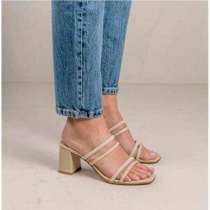 Sandalia de la marca Bryan Stepwise modelo Nolita en color beig. Sandalia de tiras en piel con dos dobles tiras que proporcionan gran comodidad y gran agarre. Plantilla acolchada 100% piel. Suela de prefabricado antideslizante. Tacón ancho de 6,5 cm de altura.