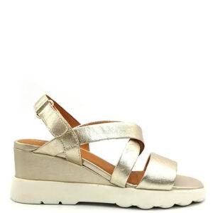 Sandalia de la marca Geox, modelo Spherica Ec6 en platino. Sandalia con plataforma mediana. Empella de napa suave con bandas cruzadas. Suela amortiguada y transpirable. Sistema Zero-Shock. Cierre con un único velcro. Altura de la cuña 7 cm y 1 cm de plataforma.