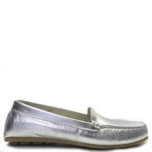 Mocasín de la marca Imac modelo 355010 en color plata. Mocasín tipo kiova en napa metalizada. Suela antideslizante.