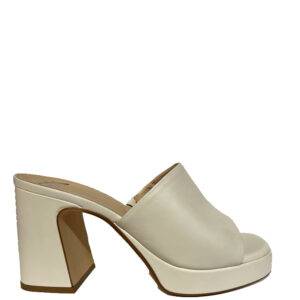 Sandalia de la marca Escala modelo 51165 en color beig. Sandalia con pala en napa con tacón de 9 cm y plataforma de 3 cm.