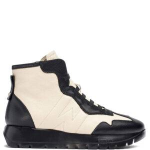 Botín de la marca Wonders modelo England en color beig. Botín deportivo elaborado en piel texturizada en combinación de beig y negro.  Suela de goma EVA con 2,5 cm de altura con tecnología WondersFly™. Plantilla MemoryGel extraíble.