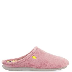 Zapatillas de la marca Gioseppo modelo Dornoch en color rosa. Zapatillas de casa destalonadas en pelo sintético. Planta estampada en materiales reciclados. Ribete de pelo muy suave. Plantilla extraíble con materiales 100% reciclados. Suela de goma natural y pintas de goma EVA reciclada de colores. Forro transpirable.
