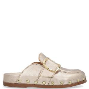 Zueco de la marca Alpe modelo 5058 color oro. Zueco plano estilo mocasín elaborado en piel metalizada con detalle de hebilla metálica en el empeine y contorno de tachuelas.