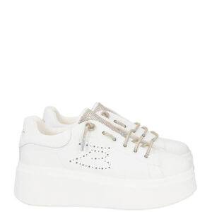 Zapatillas de la marca Tosca Blu modelo Vanity en color blanco. Zapatillas deportivas elaboradas en piel. Cascada de brillantes dorados en la lengüeta. Detalle de logo perforado en el lateral. Maxi suela de goma blanca con plataforma de 6,5 cm de altura. Detalle de cordones con brillantes.