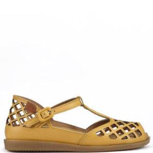 Sandalia de la marca Ray Musgo modelo Colla en color Mostaza. Sandalia para plantilla elaborada en piel ecológica troquelada. Suela flexible de 1,8cm. Innovador Sistema Plantilla Invisible. Forro microfibra ecológica transpirable. Horma estándar.