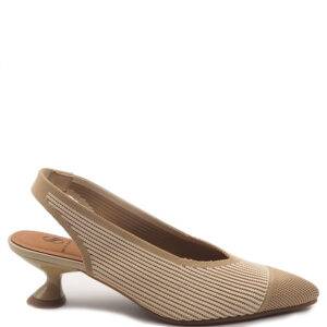Salón de la marca Miss Elastic modelo 76535 en color Beig. Salón destalonado en tejido eco-elástico ajustable. Punta fina. Tacón chupete de 2,5 cm. Plantilla acolchada. Suela de goma. Elástico trasero.