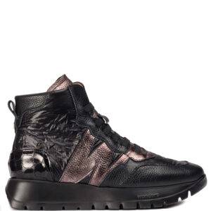 Botín de la marca Wonders modelo Odisei 93 en color Negro. Botín deportivo elaborado en piel y nylon con diferentes texturas. Cordones elásticos. Tecnología WondersFly™ by XL Extralight.  Plantilla interior extraíble de MemoryGel. Suela de goma EVA de 2,5 cm de altura.