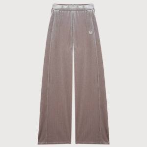 Pantalón de la marca HBT modelo Chloe en color Taupe Pantalón ancho elaborado en poliamida y elastano. Corte fluido. Terciopelo brillante. Bordado de espiga en los bolsillos.