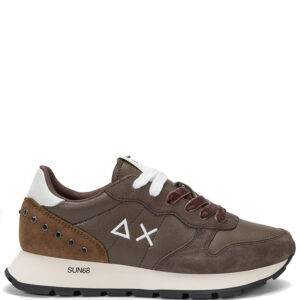 Zapatillas de la marca AX Sun68 modelo Ally Sruds Z45206 Brown. Zapatillas deportivas elaboradas piel sintética y gamuza. Detalle de tachuelas en la parte trasera. Suela de goma EVA fresada de 4 cm. Punta redonda y plantilla interior extraíble. Cierre con cordones.