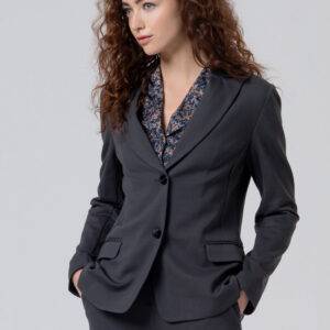 Americana de la marca Surkana modelo 565LISA316 en color Gris. Americana de corte clásico en tejido elástico. Cuello con solapa. Suave al tacto. Bolsillos delanteros y cierre con dos botones.