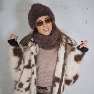 Gorro tipo casquete en color Marrón.  Tejido super suave y agradable. Disponible cuello a conjunto.